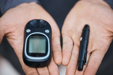 Glikoz, glukometre ve diyabet ve kan şekeri testi için iğneli eller, kontrol edin ve izleyin. Tedavi, ilaç ve teftiş için tıbbi aleti olan kişilerin sağlık ve sağlık hizmetleri ve yakınlığı.
