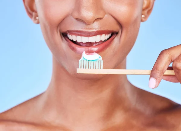 Close Boca Mulher Escovando Dentes Estúdio Para Cuidados Dentários Respiração — Fotografia de Stock