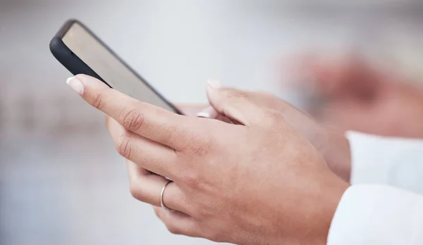 Ręce Lekarza Telefon Wpisując Komunikacji Zdrowotnej Sieci Mediów Społecznościowych Faq — Zdjęcie stockowe