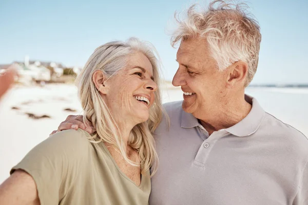 在浪漫的周年假期 假期或冒险的海滩上 自私自利 爱情和年事已高的夫妻 快乐的老年男女周末一起在海边拍照 — 图库照片