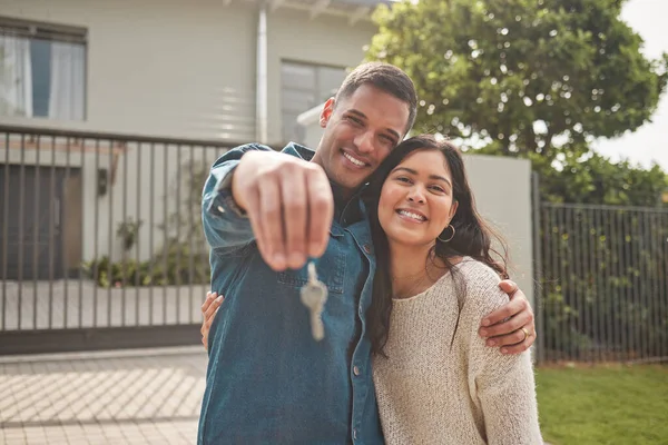 Happy Couple Portrait Real Estate Keys Property Investment New Home — Stock Photo, Image