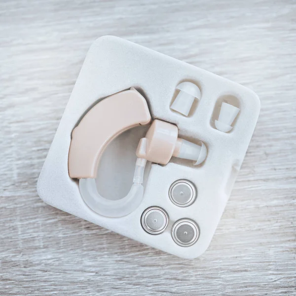 補聴器 ヘルスケア ボックス 障害のあるイヤーデバイス 医療機器 サウンド オーディオ ウェルネス 医療業界のためのアウディオロジー 聴覚障害 — ストック写真