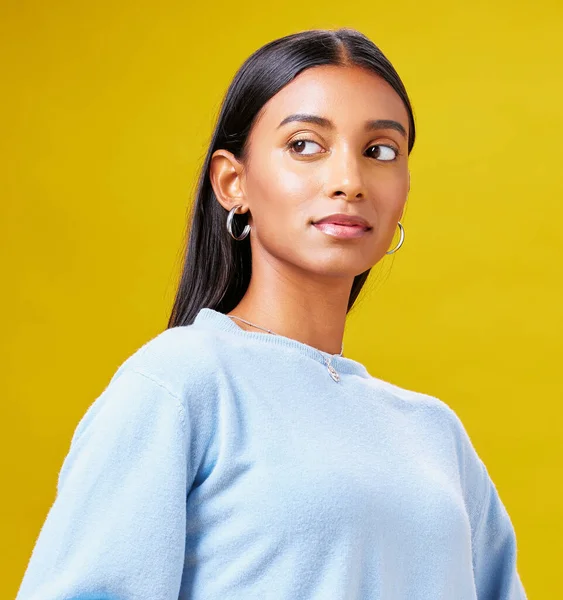 Beauty Fashion Thinking Indian Woman Yellow Background Studio Trendy Style — Stok Foto
