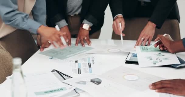 Geschäftsleute Hände Und Papierkram Bei Treffen Mit Unternehmensinformationen Und Projekten — Stockvideo