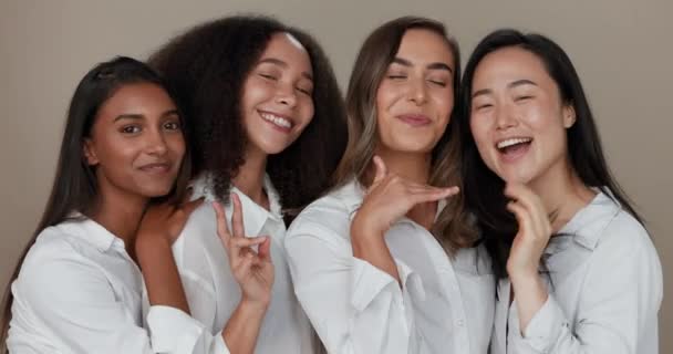 Women Group Face Beauty Skincare Cosmetics Kiss Emoji Peace Hands — Stock Video