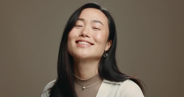 Gesicht Lächeln Mode Und Asiatische Frau Studio Isoliert Auf Einem — Stockvideo