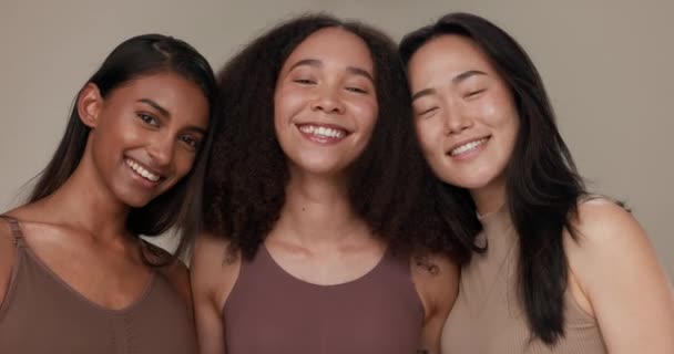 Donne Ritratto Bellezza Diversità Sorriso Con Benessere Dermatologia Amici Isolati — Video Stock