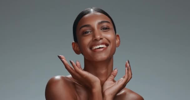 Gesicht Hautpflege Und Schönheit Der Frau Studio Isoliert Auf Grauem — Stockvideo