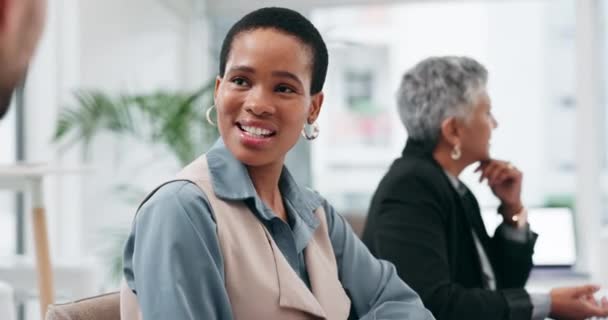 ビジネス 黒人女性 ディスカッション コミュニケーション 会話のためのオフィスでチームと話す ハッピー企業の従業員 コラボレーション フィードバックのためのミーティング プロジェクトやチャットボードルーム — ストック動画