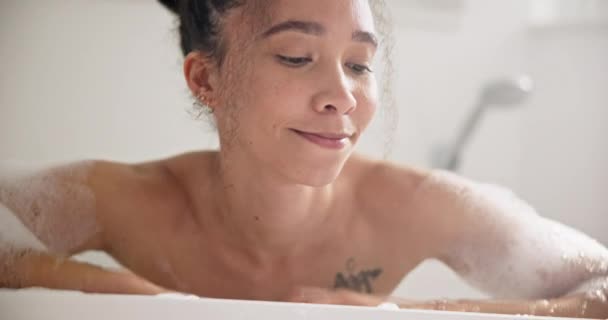 Spokój Uśmiech Kobieta Bańkach Kąpielowych Zrelaksować Się Twarzą Rękach Domu — Wideo stockowe