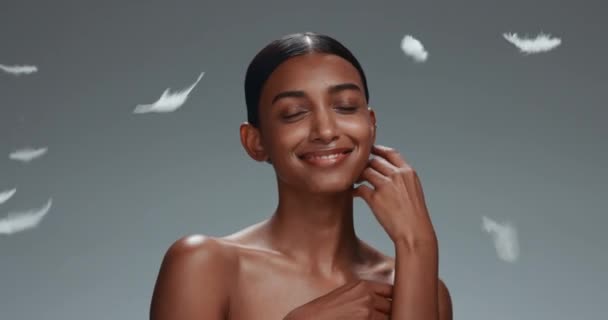 Boldog Pihenjen Szépség Bőr Tollban Ragyogás Vagy Természetes Kozmetikumok Szemben — Stock videók