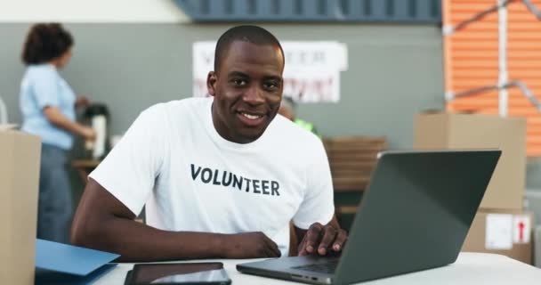 用于在线捐赠 社区服务和帮助非政府组织或非营利组织的人 志愿者和计算机 非洲人士或志愿者在笔记本电脑 慈善和社交媒体管理中的快乐面孔 — 图库视频影像