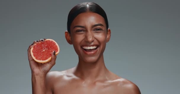 Femme Visage Beauté Avec Pamplemousse Studio Presser Jus Avec Sourire — Video