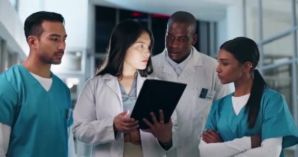 Hospital Equipo Médicos Tableta Por Noche Consultando Para Investigación Diagnóstico — Vídeo de stock