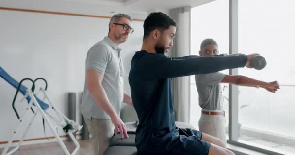 在理疗 肌肉康复或力量训练方面为病人提供帮助或哑铃 女子或理疗小组与运动员在健康诊所进行重量理疗 — 图库视频影像