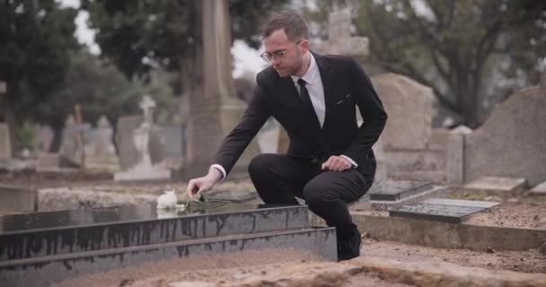 Begrafenis Begraafplaats Man Met Bloem Grafsteen Voor Herdenking Begrafenis Herdenking — Stockvideo