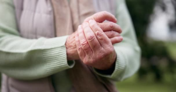 Händerna Smärta Och Senior Person Med Artrit Utomhus Park Sommaren — Stockvideo