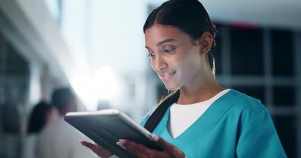 Kvinde Sygeplejerske Eller Digital Tablet Hospitalet Medicinske Testresultater Forskning Eller – Stock-video