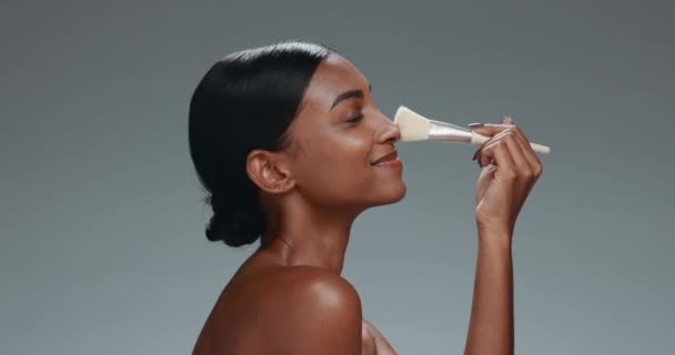 Brosse Maquillage Visage Femme Appliquer Sur Nez Heureux Isolé Sur — Video