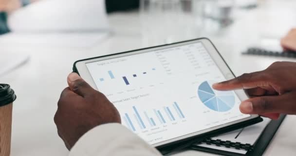 データ分析 グラフ チャート マーケティングの利益のためのビジネスハンド タブレット 会議の増加と計画 デジタル技術に関するインフォグラフィックを持つプロフェッショナルな人々とクライアント — ストック動画