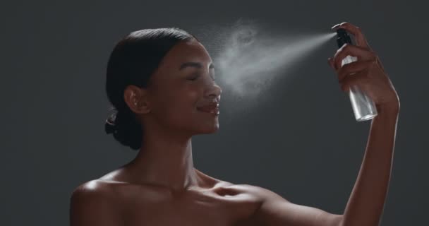Hautpflege Gesichtsnebel Und Frau Studio Für Kosmetik Schönheit Und Gesichtsbehandlung — Stockvideo