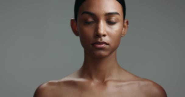 Ernstes Gesicht Einer Indischen Frau Auf Grauem Hintergrund Für Hautpflege — Stockvideo