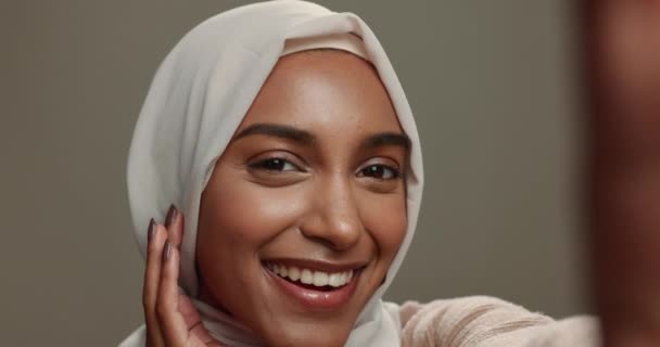 Selfie Glimlach Islamitische Vrouw Met Vredesteken Schoonheid Sociale Media Een — Stockvideo