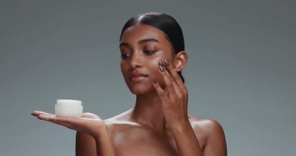 Piękno Krem Portret Kobiety Kosmetykami Uśmiechem Dermatologią Naturalny Model Indyjski — Wideo stockowe