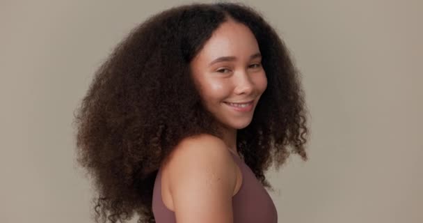 Обличчя Догляд Волоссям Жінка Посмішкою Красою Ємом Сірому Фоні Студії — стокове відео