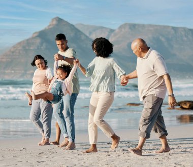 Aşk, çocuklar ve bir aile yaz tatili ya da doğada tatil için birlikte sahilde yürüyorlar. Gökyüzü, özgürlük ya da okyanus kıyısında dolaşmak için büyükbabalar, ebeveynler ve çocuklarla dışarı çıkmak..