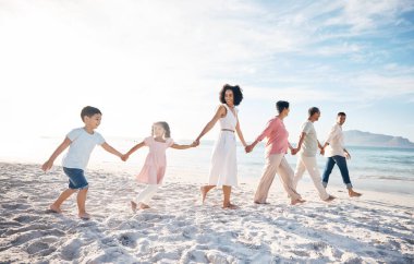 Aile, kumsalda el ele tutuşmak ve doğada sevgi, ilgi ve mutlulukla birlikte olmak. Erkekler ve kadınlar veya ebeveynler, büyükanne ve büyükbabalar ve çocuklar eğlenceli bir yolculukta veya tatilde yürürler, gezerler ve oynarlar..