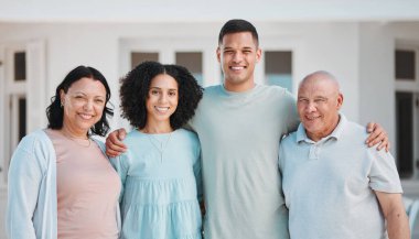 Nesillerdir yeni evlerinin ya da gayrimenkullerinin önünde duran mutlu, mülkiyet ve aile portresi. Gülümse, aşk ve genç erkek ve kadın ev sahipleri ve modern bir evin yanında yaşlı ebeveynleri.