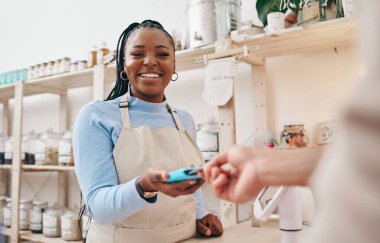 Sürdürülebilir mağaza, kadın kasiyer, kredi kartı, dükkan ve küçük işletmelerle elektronik işlemler. İşçi gülümsemesi, girişimci ve mutlu Afrikalı insan perakende çalışanı ve alışveriş ücreti.