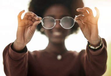Kadın, eller ve görüş için gözlük, moda ve görüş için reçeteli lens. Göz bakımı, göz sağlığı ve göz sağlığı için optik göz giysisi olan kişi ve çerçeve, optometri ve optik testteki sağlık.