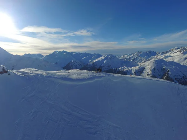 Montañas Nieve Naturaleza Gente Esquí Con Viajes Aventura Invierno Tierra —  Fotos de Stock