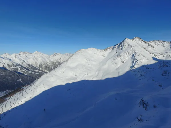 雪地和瑞士阿尔卑斯山在冬季进行冒险 度假或带着自然景观的度假 欧洲寒冷季节期间的环境 景观和偏远地点的旅行 — 图库照片