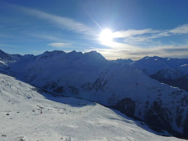 在瑞士阿尔卑斯山的高山 雪地和滑雪场里 你可以去旅行 度假或享受阳光下的自然风光 在欧洲冬季寒冷季节乘坐度假胜地的环境 风景或探险 — 图库照片