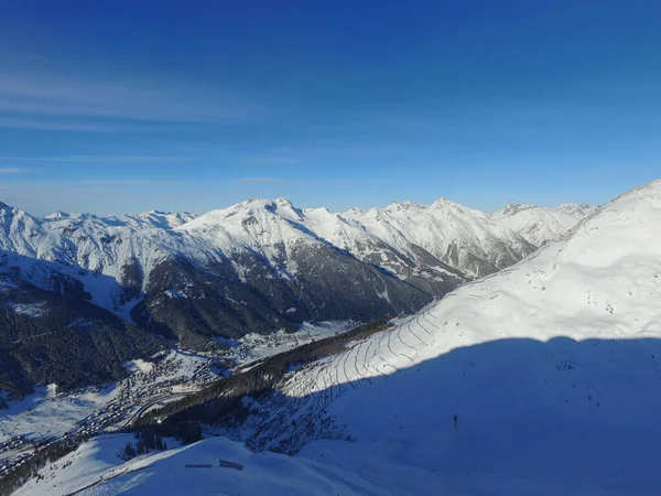 Montaña Nieve Naturaleza Con Ambiente Cielo Azul Viajes Aventura Con —  Fotos de Stock