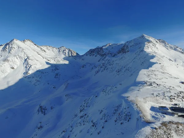 雪地和瑞士阿尔卑斯山在冬季为自由 假日或度假的自然景观 欧洲寒冷季节期间的环境 景观和偏远地点的旅行 — 图库照片