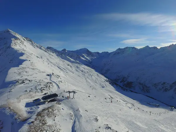 雪地和瑞士阿尔卑斯山在冬季旅行 度假或放眼大自然 欧洲寒冷季节期间偏远地区的环境 景观和探险 — 图库照片