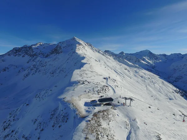 雪地和瑞士阿尔卑斯山在冬季旅行 度假或放眼大自然 欧洲寒冷季节期间偏远地区的环境 景观和自由 — 图库照片