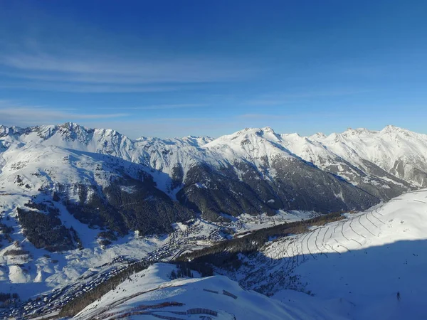 Montañas Nieve Naturaleza Con Paisaje Aventura Viajes Cielo Azul Con —  Fotos de Stock
