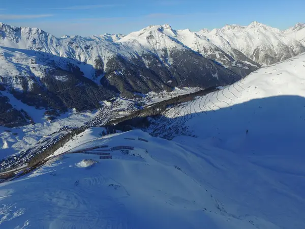 雪地和瑞士阿尔卑斯山是冬季旅行 度假或游览自然景观的地方 欧洲寒冷季节期间偏远地区的环境 景观和土地 — 图库照片