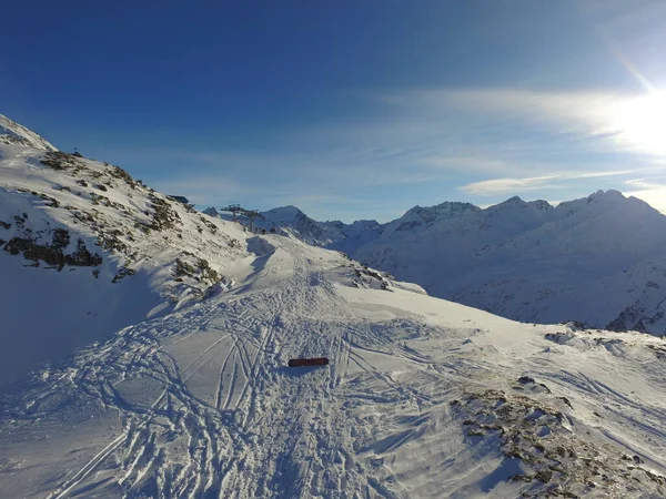 雪地和自然景观 蓝天阳光普照 冬季与大地同行和冒险 阿尔卑斯山和冰景 寒冷的环境和雪地 还有远足的小径和悬崖 — 图库照片