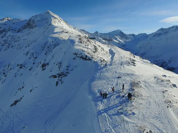 在瑞士阿尔卑斯山的高山 雪地和徒步旅行 度假或游览大自然 在欧洲偏远地区的滑雪胜地与人在一起的环境 风景或自由 — 图库照片