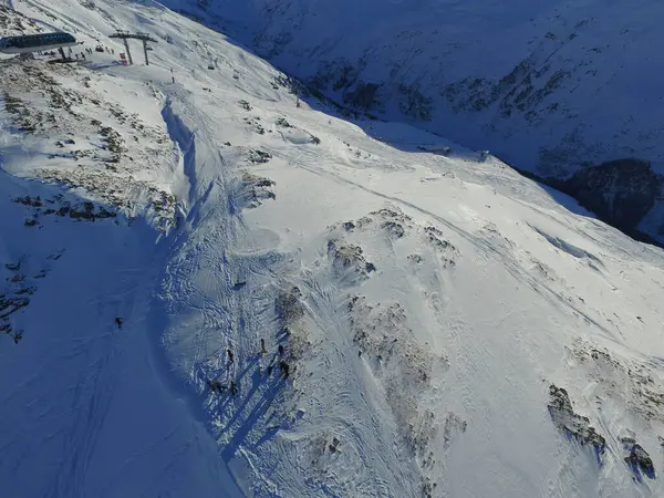 雪地和瑞士阿尔卑斯山在冬季为探险 度假或自然度假作准备 在瑞士寒冷季节乘坐滑雪场电梯的环境 风景和旅行 — 图库照片
