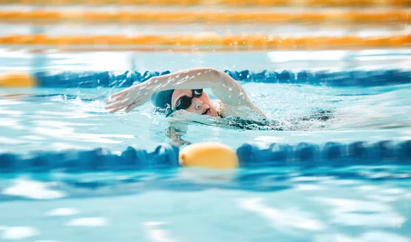 Mujer Piscina Natación Fitness Deportivo Ejercicio Entrenamiento Salpicaduras Agua Atletismo — Foto de Stock