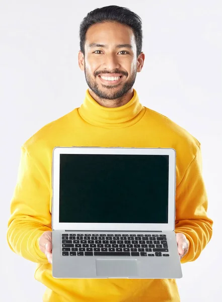 Tela Laptop Mockup Sorriso Com Retrato Homem Estúdio Para Mídia — Fotografia de Stock