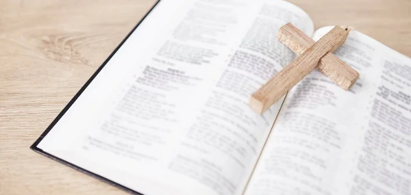 Bibbia Croce Religione Fede Cristiana Dio Con Culto Studiando Scrittura — Foto Stock