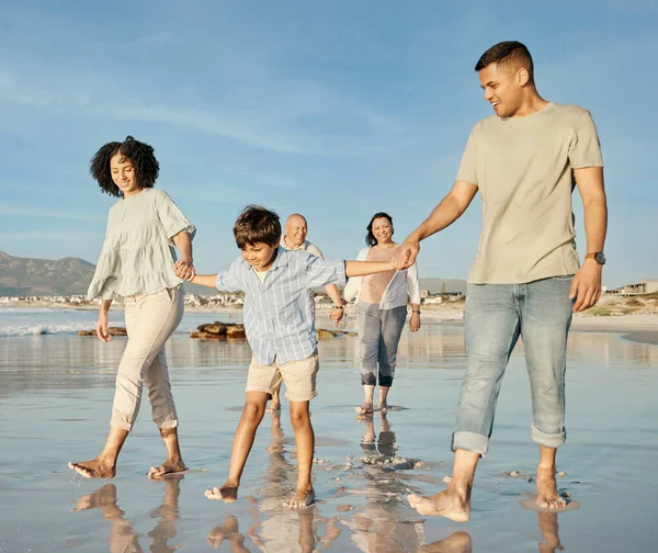 Любовь Дети Семья Гуляющие Пляже Вместе Летний Отдых Отдых Природе — стоковое фото